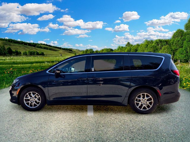 Used 2024 Chrysler Pacifica Touring FWD image 3