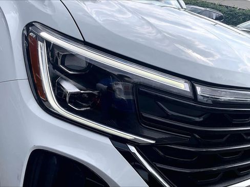 Used 2025 Volkswagen Atlas Cross Sport SE image 27