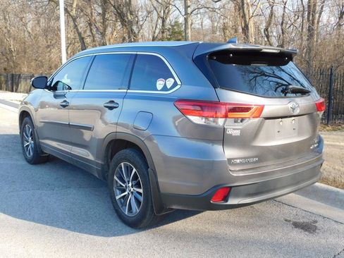 Used 2018 Toyota Highlander XLE image 3