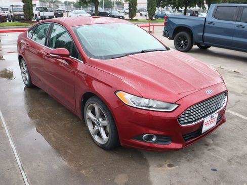 Used 2014 Ford Fusion SE FWD image 2