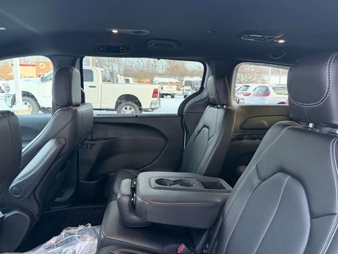 New 2026 Chrysler Pacifica Select image 24