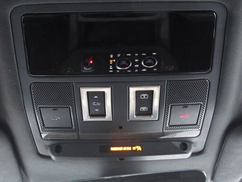 Used 2024 Land Rover Defender 130 X-Dynamic SE AWD/4WD image 27