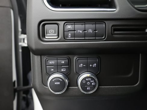 Used 2023 GMC Yukon XL SLT AWD/4WD image 26