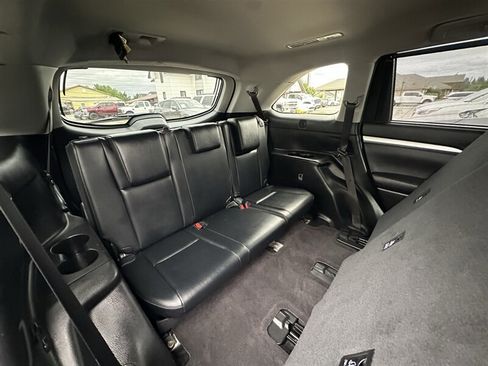 Used 2019 Toyota Highlander XLE AWD/4WD image 7