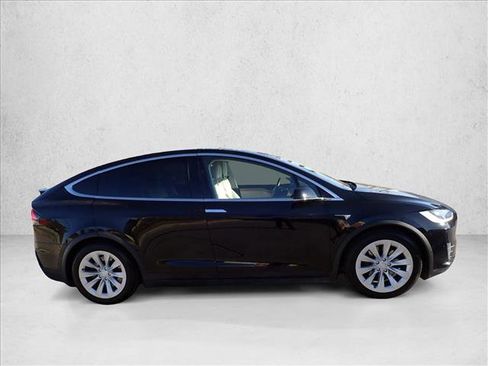 Used 2018 Tesla Model X 75D image 3