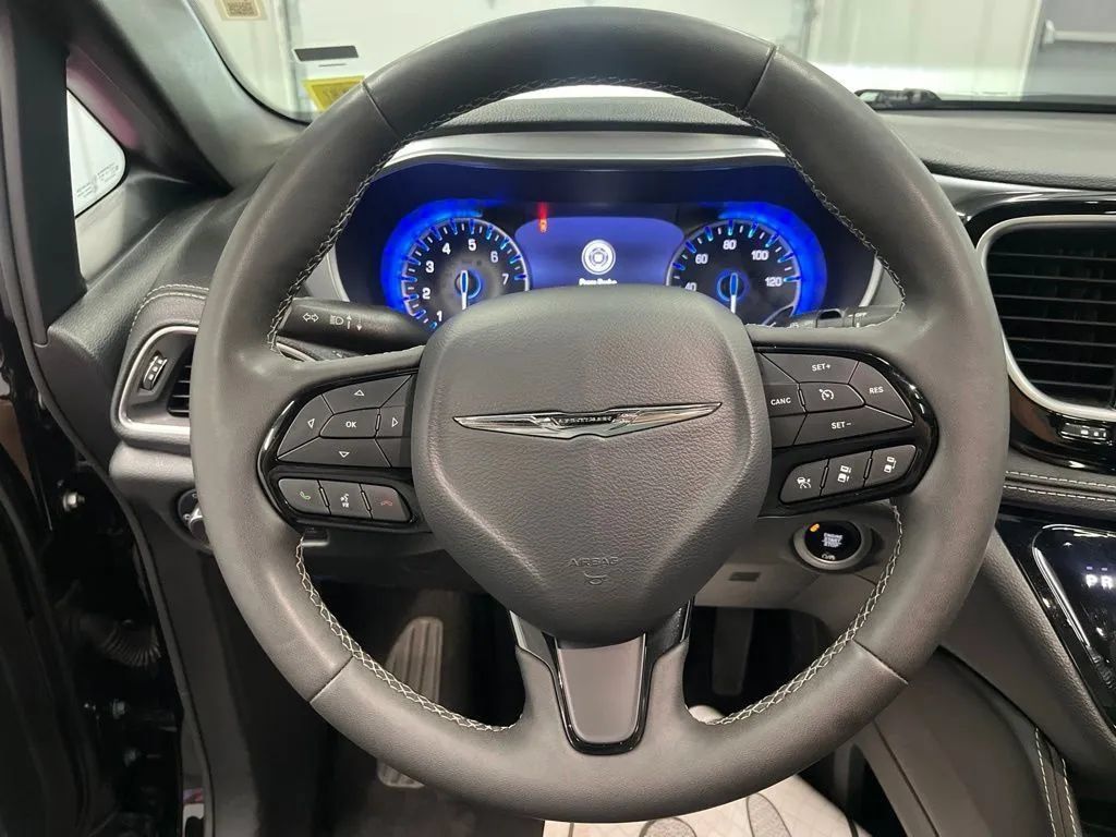 Used 2025 Chrysler Pacifica Limited FWD image 21