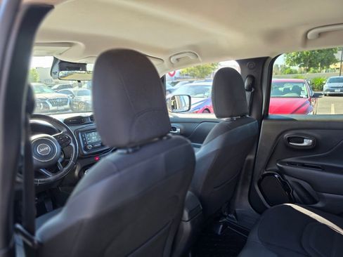 Used 2017 Jeep Renegade Altitude FWD image 17
