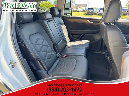 Used 2025 Volkswagen Atlas SE AWD/4WD image 13
