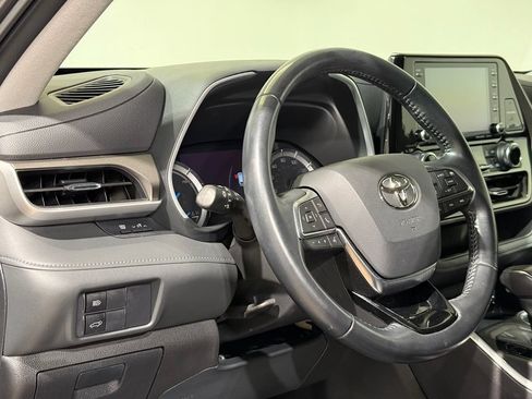 Used 2021 Toyota Highlander XLE AWD/4WD image 17