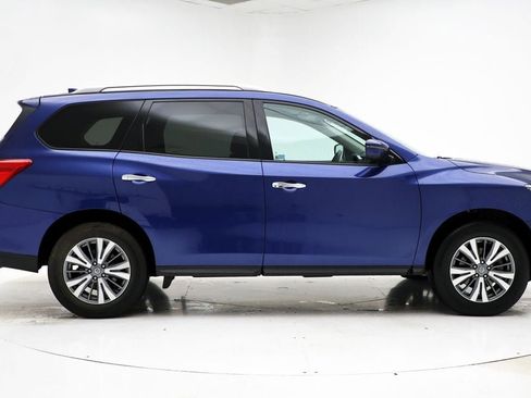 Used 2020 Nissan Pathfinder SV image 2