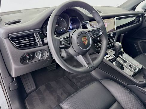 Certified 2025 Porsche Macan AWD/4WD image 4