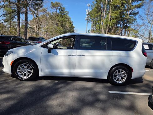 Used 2022 Chrysler Voyager LX FWD image 2
