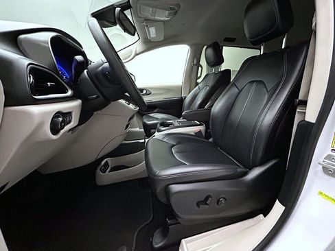 Used 2024 Chrysler Pacifica Touring-L FWD image 10