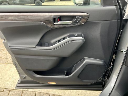 New 2026 Toyota Highlander Platinum image 16