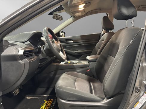 Used 2025 Nissan Altima 2.5 SV image 17