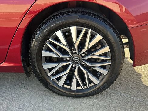 Used 2025 Nissan Altima 2.5 SV FWD image 17