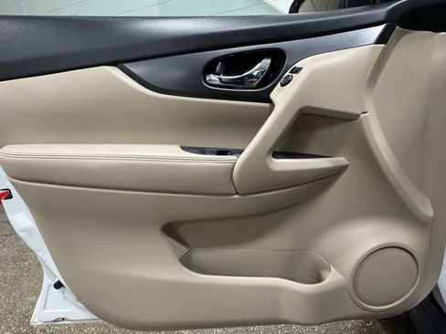 Used 2016 Nissan Rogue SV w/ SV Premium Package image 21