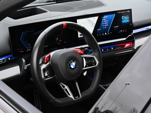 Used 2025 BMW M5 w/ Executive Package image 37