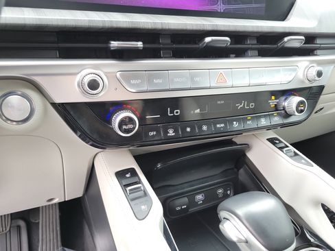 Certified 2024 Kia Telluride EX w/ EX Captain's Chair Package FWD image 20