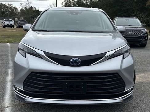 Used 2024 Toyota Sienna XLE image 2