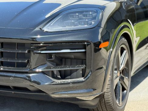 Used 2025 Porsche Cayenne GTS image 4