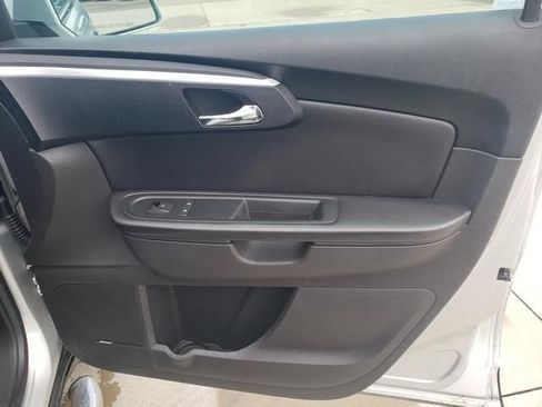 Used 2011 Chevrolet Traverse LT FWD image 22