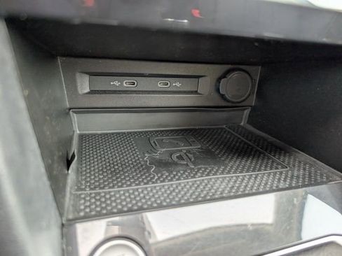 Used 2022 Volkswagen Tiguan SE image 15