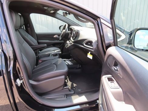 New 2026 Chrysler Pacifica Select image 21