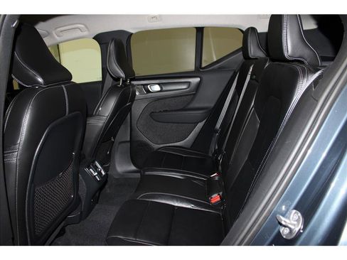 Used 2022 Volvo XC40 T5 Momentum image 12