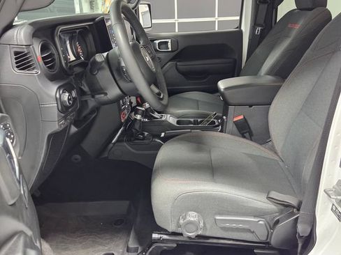 Used 2025 Jeep Gladiator Rubicon w/ Convenience Group AWD/4WD image 5