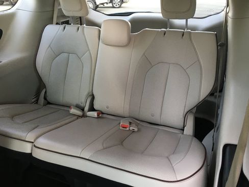 Used 2017 Chrysler Pacifica Limited FWD image 26