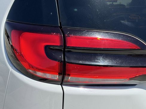 Used 2024 Chrysler Pacifica Touring-L FWD image 11