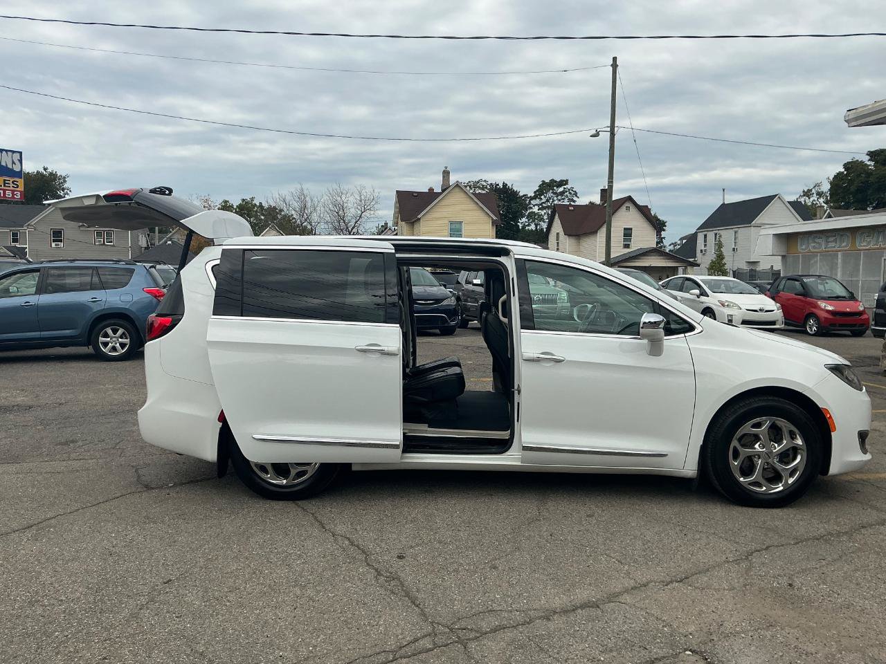 Used 2018 Chrysler Pacifica Limited FWD image 11