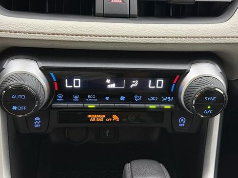 Used 2022 Toyota RAV4 XLE FWD image 18