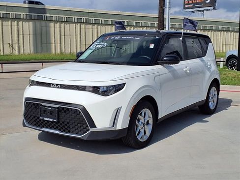 Certified 2025 Kia Soul S image 3