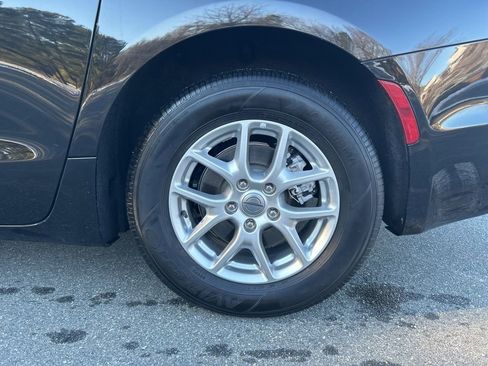 Used 2024 Chrysler Pacifica Touring-L image 7