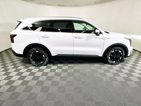 Used 2025 Kia Sorento S FWD image 2