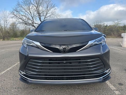 Used 2025 Toyota Sienna Platinum image 3