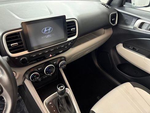 Used 2025 Hyundai Venue SEL FWD image 17