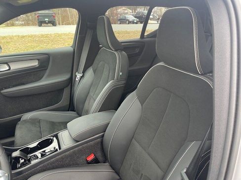 Used 2025 Volvo XC40 B5 Plus image 16