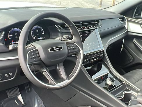 New 2025 Jeep Grand Cherokee Altitude image 14