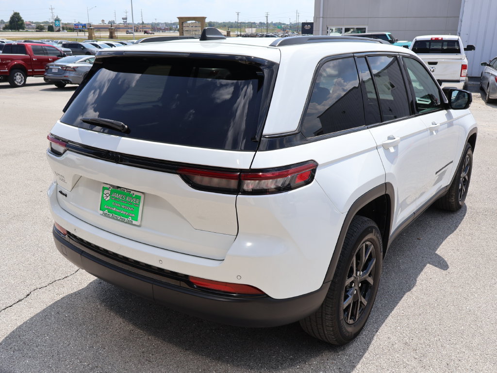 Used 2024 Jeep Grand Cherokee Altitude AWD/4WD image 5
