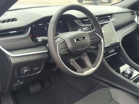 New 2025 Jeep Grand Cherokee Altitude image 10