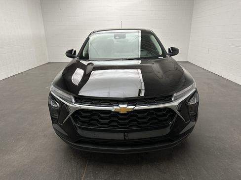 New 2026 Chevrolet Trax LS w/ LS Convenience Package FWD image 3