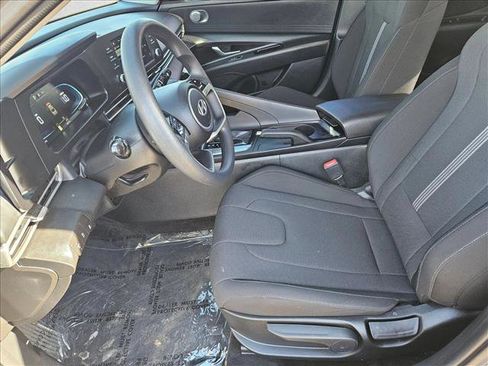 Certified 2025 Hyundai Elantra SE image 14