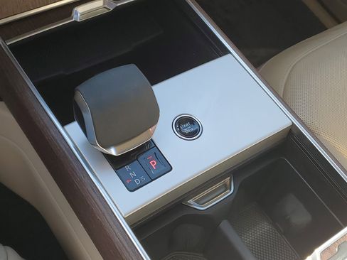 Used 2024 Land Rover Range Rover SE image 18