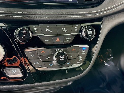 New 2026 Chrysler Pacifica Select image 10