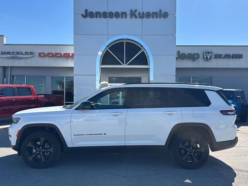 Used 2025 Jeep Grand Cherokee L Laredo image 1