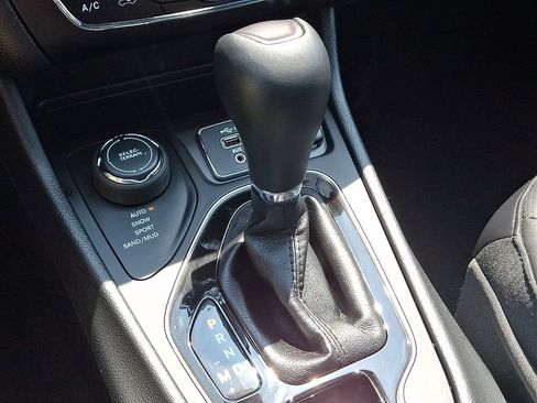 Used 2019 Jeep Cherokee Limited AWD/4WD image 14