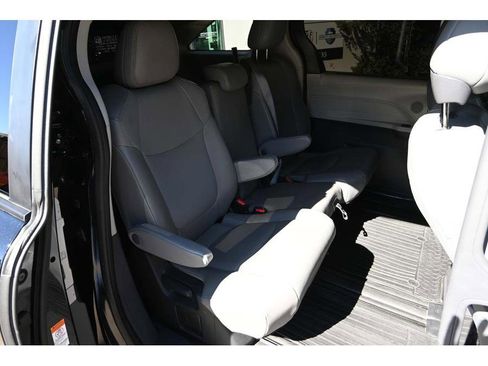 Used 2022 Toyota Sienna XLE image 17